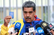 CARACAS, VENEZUELA - 28 DE JULHO: O atual presidente da Venezuela, Nicolás Maduro, fala durante uma entrevista coletiva após votar durante as eleições presidenciais na Escuela Ecológica Bolivariana Simón Rodríguez em 28 de julho de 2024 em Fuerte Tiuna, Caracas, Venezuela. Venezuelanos vão às urnas para a eleição presidencial entre Nicolás Maduro, atual presidente, e o candidato da oposição Edmundo González. (Foto: Jesus Vargas/Getty Images)