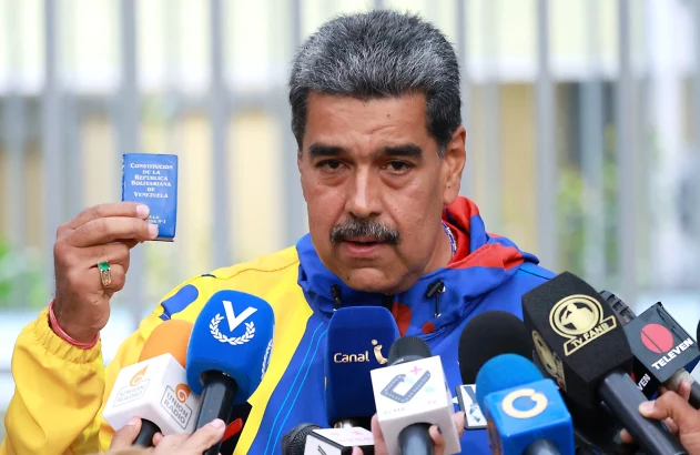 CARACAS, VENEZUELA - 28 DE JULHO: O atual presidente da Venezuela, Nicolás Maduro, fala durante uma entrevista coletiva após votar durante as eleições presidenciais na Escuela Ecológica Bolivariana Simón Rodríguez em 28 de julho de 2024 em Fuerte Tiuna, Caracas, Venezuela. Venezuelanos vão às urnas para a eleição presidencial entre Nicolás Maduro, atual presidente, e o candidato da oposição Edmundo González. (Foto: Jesus Vargas/Getty Images)