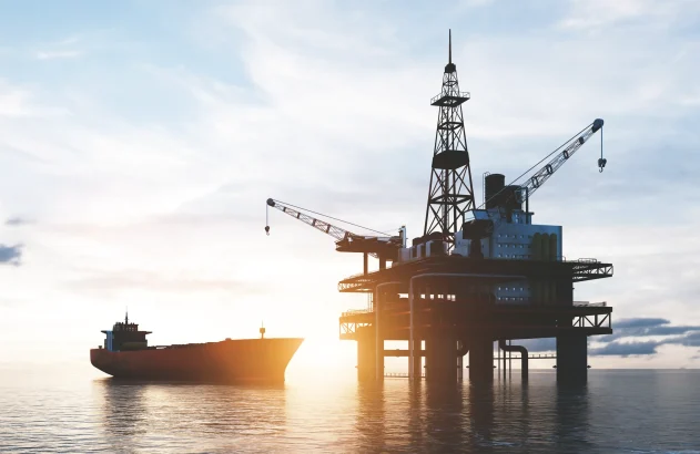 Plataforma de petróleo com navio cargueiro ao lado