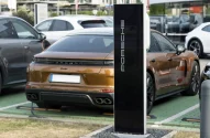 Carregamento de carro elétrico Porsche com tecnologia de carga de alta potência.