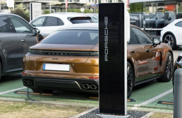 Carregamento de carro elétrico Porsche com tecnologia de carga de alta potência.