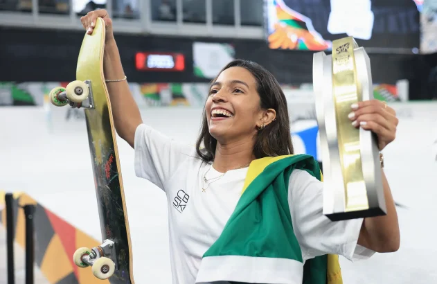 A brasileira Rayssa Leal, medalhista de ouro, posa para foto durante a cerimônia de medalhas da final do skate feminino de rua em 19 de maio de 2024 em Xangai, China. (Foto: Lintao Zhang/Getty Images)
