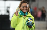 A medalhista de ouro Rebeca Andrade, da Seleção Brasil, posa no pódio da Ginástica Artística - Trave Feminina no Parque Deportivo Estádio Nacional no 5º dia dos Jogos Pan-Americanos de Santiago 2023, em 25 de outubro de 2023, em Santiago, Chile. (Foto: Ezra Shaw/Getty Images)