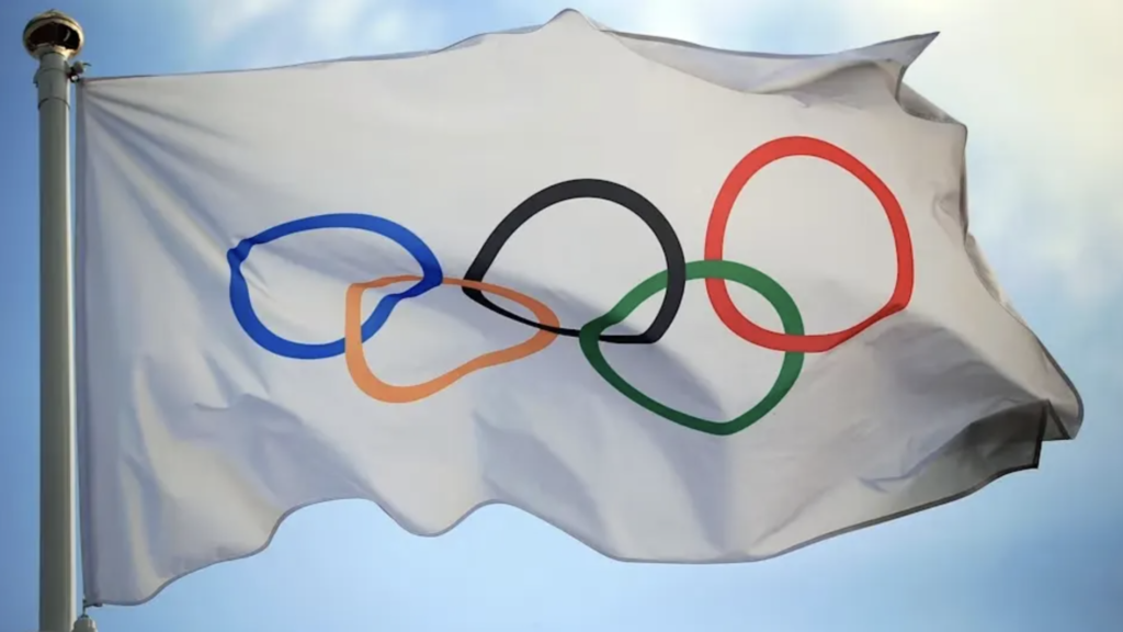 Bandeira olímpica leva os cinco anéis coloridos com o fundo branco