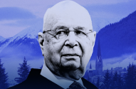 Klaus Schwab em tons de azul, sobre fundo de montanhas nevadas e cidade.