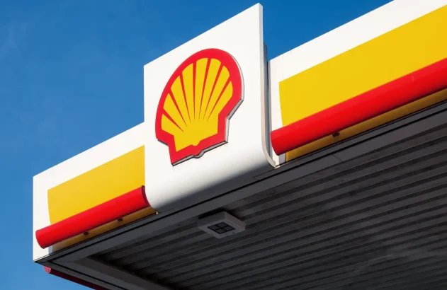 Detalhe de letreiro de um posto da Shell com o logotipo da empresa