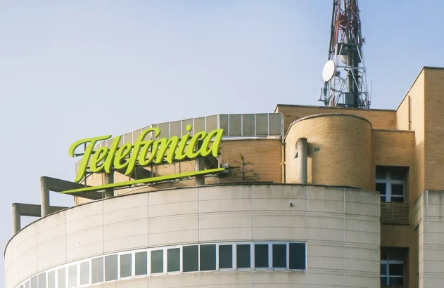 Vitória, Espanha - 25 de dezembro de 2019: Vista do edifício Telefónica na cidade e do seu logotipo Vista do edifício da Telefónica e seu logotipo na cidade de Vitória na Espanha, 25/12/2019. Foto: Adobe Stock Photo