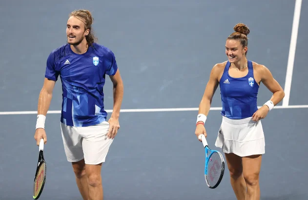 Stefanos Tsitsipas da equipe da Grécia e Maria Sakkari da equipe da Grécia enfrentam Ashleigh Barty da equipe da Austrália e John Peers da equipe da Austrália em sua partida de duplas mistas nas quartas de final no sexto dia dos Jogos Olímpicos de Tóquio 2020 no Ariake Tennis Park em 29 de julho de 2021 em Tóquio , Japão. (Foto de Clive Brunskill/Getty Images)