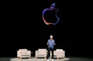 O CEO da Apple, Tim Cook, faz comentários no início da Apple Worldwide Developers Conference (WWDC) em 10 de junho de 2024 em Cupertino, Califórnia. A Apple anunciará planos para incorporar inteligência artificial (IA) em software e hardware da Apple. (Foto: Justin Sullivan/Getty Images)