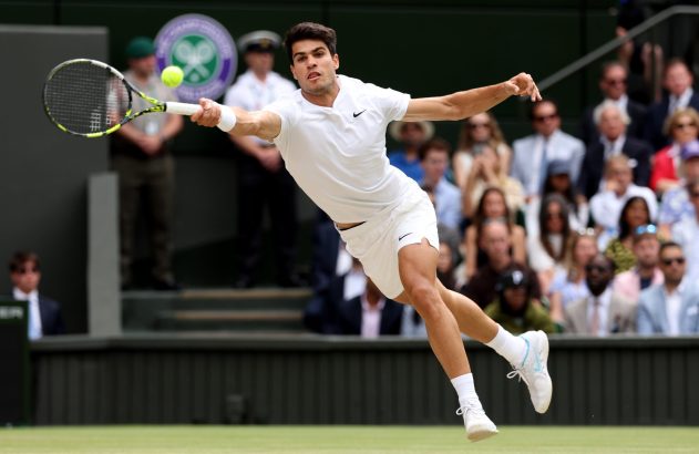 Tenista masculino de branco em salto, golpeando a bola com a raquete em uma quadra de grama de Wimbledon.