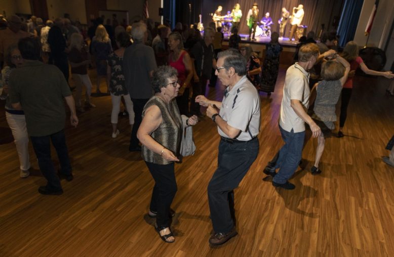 Uma noite de dança com tema da Motown na comunidade Sun City em Georgetown, Texas. Os boomers ajudaram a tornar Georgetown a cidade que mais cresce no país.