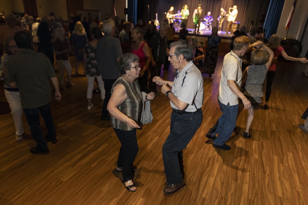 Uma noite de dança com tema da Motown na comunidade Sun City em Georgetown, Texas. Os boomers ajudaram a tornar Georgetown a cidade que mais cresce no país.