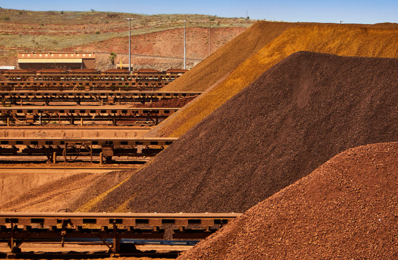 Pilhas de minério de ferro na mina da Pilbara, na Austrália, de propriedade da Rio Tinto