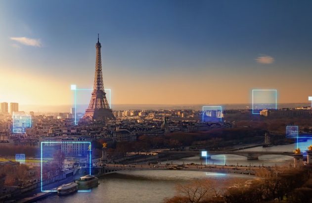 Paris: Torre Eiffel, Rio Sena e elementos digitais azuis na paisagem urbana.
