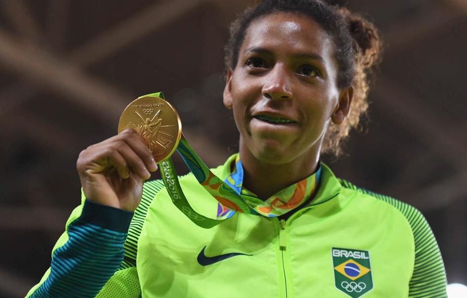 Atleta brasileira sorrindo com medalha de ouro do Rio 2016.