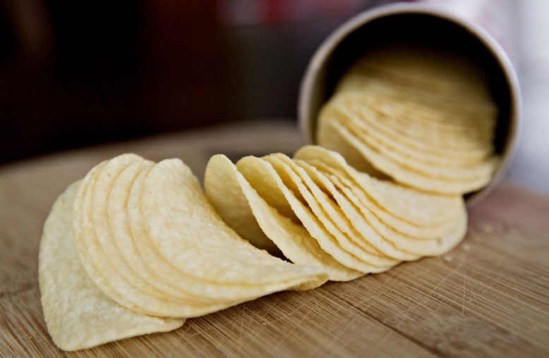 foto de batatas Pringles enfileiradas, saindo da embalagem