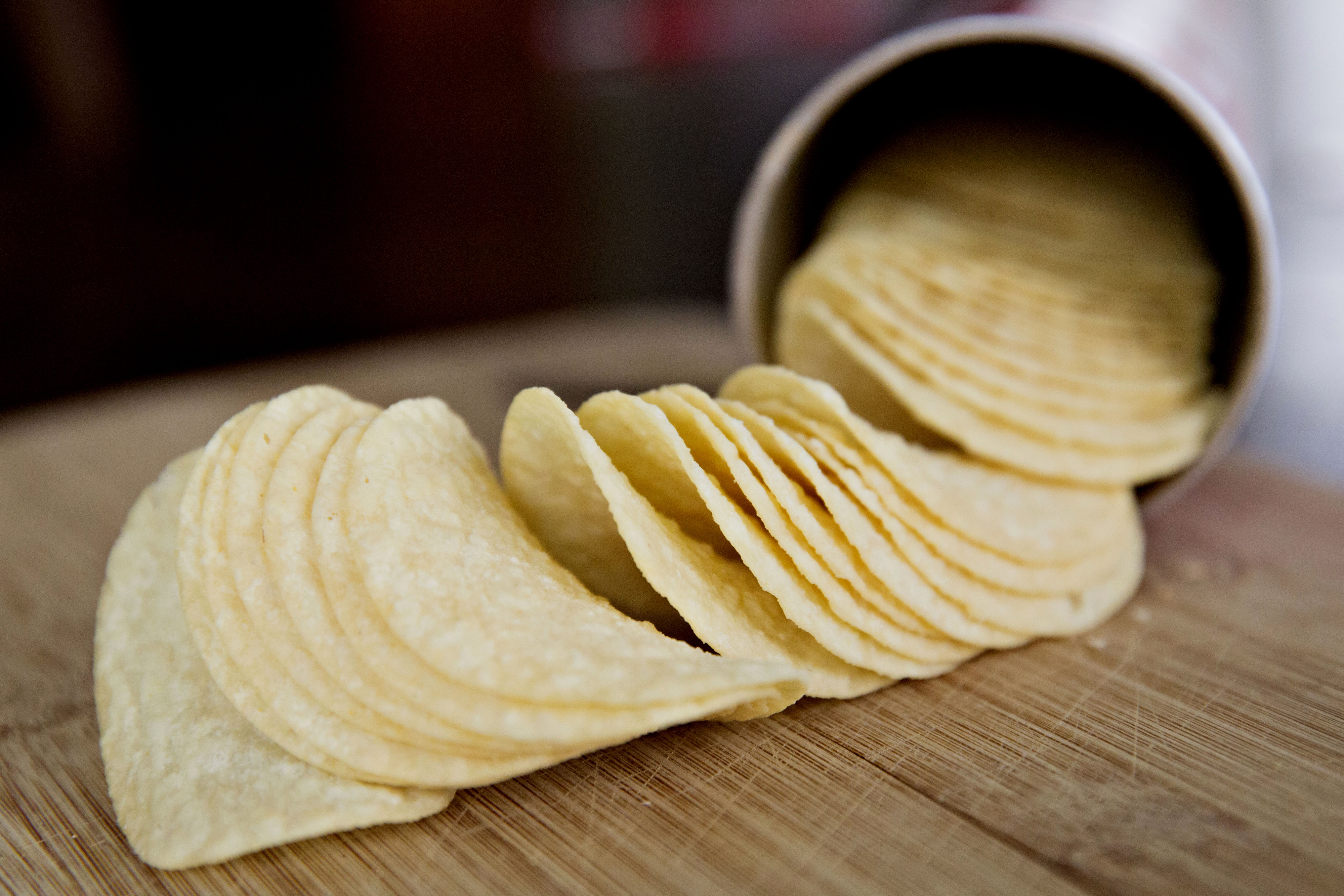 foto de batatas Pringles enfileiradas, saindo da embalagem
