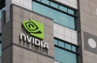 Fachada de edifício com o logo verde da NVIDIA e janelas de vidro.