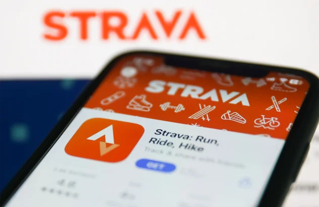 Tela de iPhone com o aplicativo da Strava prestes a ser baixado na loja da Apple