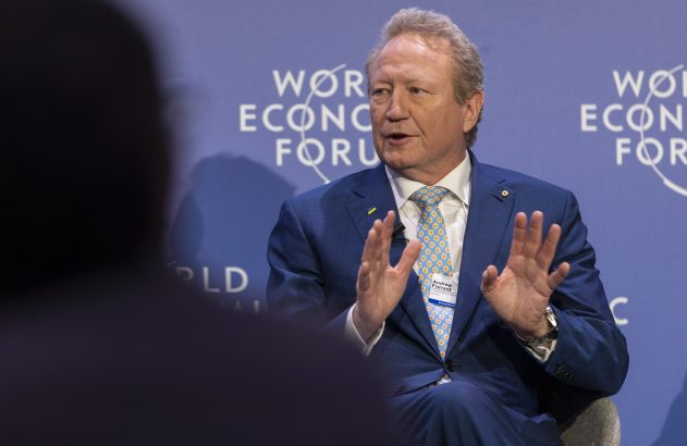 Homem de terno azul gesticula enquanto discursa no Fórum Econômico Mundial. Pessoa à frente desfocada.