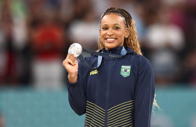 Atleta brasileira sorridente exibe medalha de prata de Paris 2024.