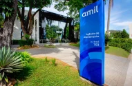 Imagem que mostra a fachada de um prédio da Amil na Av. Brasil.