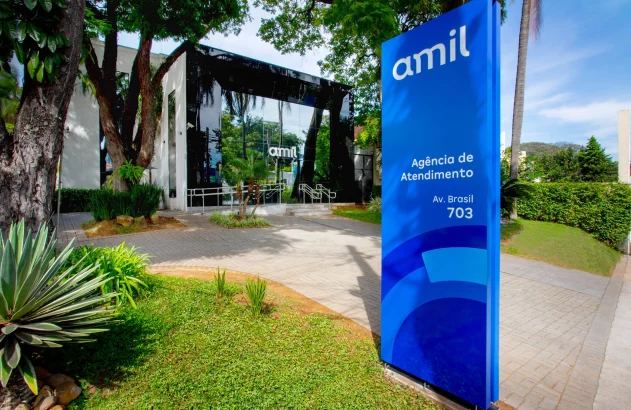 Imagem que mostra a fachada de um prédio da Amil na Av. Brasil.