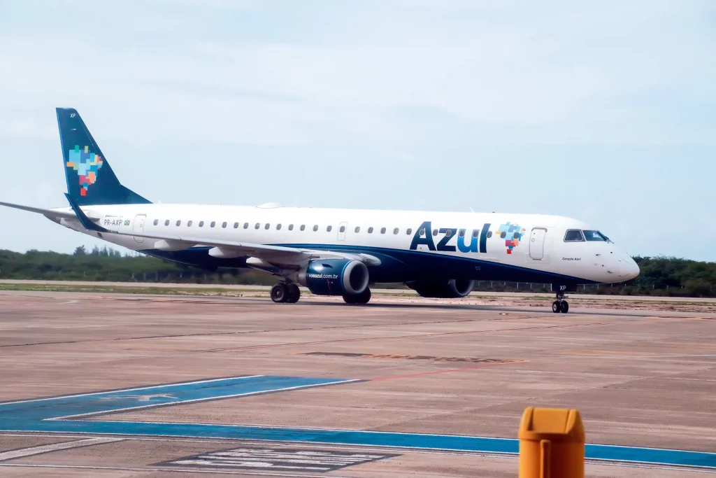 Avião Embraer ERJ-190, da Azul Linhas Aéreas, manobrando na pista do Aeroporto de Curitiba (PR).