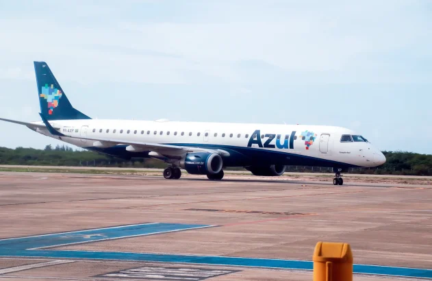 Avião Embraer ERJ-190, da Azul Linhas Aéreas, manobrando na pista do Aeroporto de Curitiba (PR).