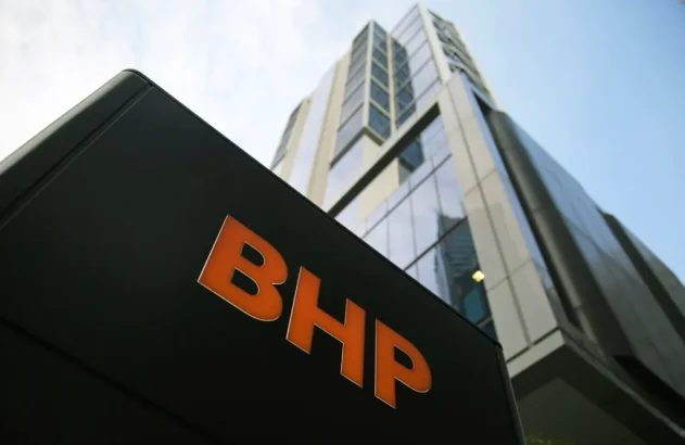 Fachada da BHP, um prédio alto atrás de um menor, as letras são vermelhas