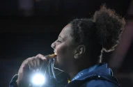 PARIS, FRANÇA - 02 DE AGOSTO: A medalhista de ouro Beatriz Souza, do Time Brasil, morde sua medalha no pódio após a cerimônia de premiação do Judô Feminino +78kg no sétimo dia dos Jogos Olímpicos Paris 2024 na Champs-de-Mars Arena em 02 de agosto de 2024 em Paris, França. (Foto: David Ramos/Getty Images)