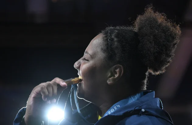 PARIS, FRANÇA - 02 DE AGOSTO: A medalhista de ouro Beatriz Souza, do Time Brasil, morde sua medalha no pódio após a cerimônia de premiação do Judô Feminino +78kg no sétimo dia dos Jogos Olímpicos Paris 2024 na Champs-de-Mars Arena em 02 de agosto de 2024 em Paris, França. (Foto: David Ramos/Getty Images)