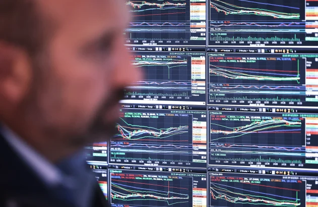 Os traders trabalham no pregão da Bolsa de Valores de Nova York durante as negociações da tarde em 02 de agosto de 2024 na cidade de Nova York. As ações fecharam em baixa após o relatório de empregos de julho mostrar uma desaceleração no mercado de trabalho, com o Dow Jones fechando com uma perda de mais de 600 pontos após cair quase 1000 pontos e o Nasdaq fechando com uma perda de mais de 400 pontos. (Foto: Michael M. Santiago/Getty Images)