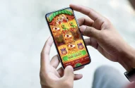 Celular exibindo tela do jogo de apostas online Fortune Tiger, popularmente conhecido como "Jogo do Tigrinho"