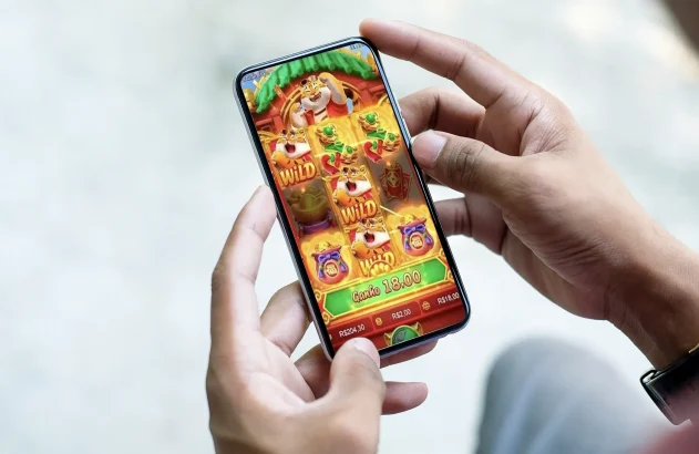 Celular exibindo tela do jogo de apostas online Fortune Tiger, popularmente conhecido como "Jogo do Tigrinho"