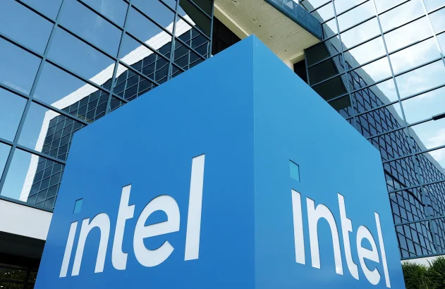 Letreiro da Intel em frente à sede da empresa em Santa Clara, Califórnia