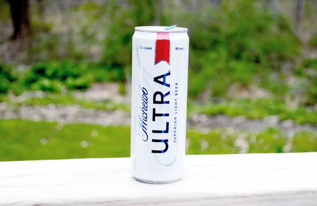 Uma lata aberta da cerveja Michelob Ultra