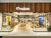 Fachada de loja da Natura dentro de um shopping center