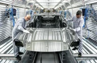 Trabalhadores montam o novo Porsche Macan totalmente elétrico na fábrica de montagem da Porsche em 6 de maio de 2024 em Leipzig, Alemanha. O Macan elétrico é o segundo carro elétrico da Porsche depois do Taycan. A empresa também oferece dois carros híbridos. (Foto: Jens Schlueter/Getty Images)