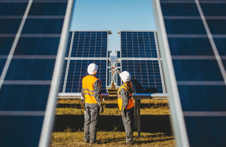 Trabalhadores em estação de energia solar