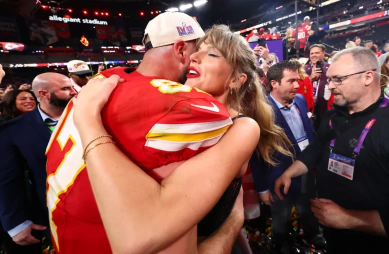 Cantora Taylor Swift e o jogador da NFL Travis Kelce