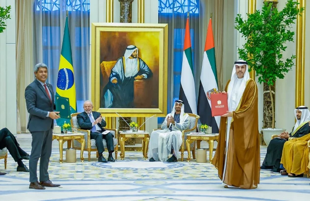 Presidente Lula assinando acordo de cooperação com os Emirados Árabes Unidos