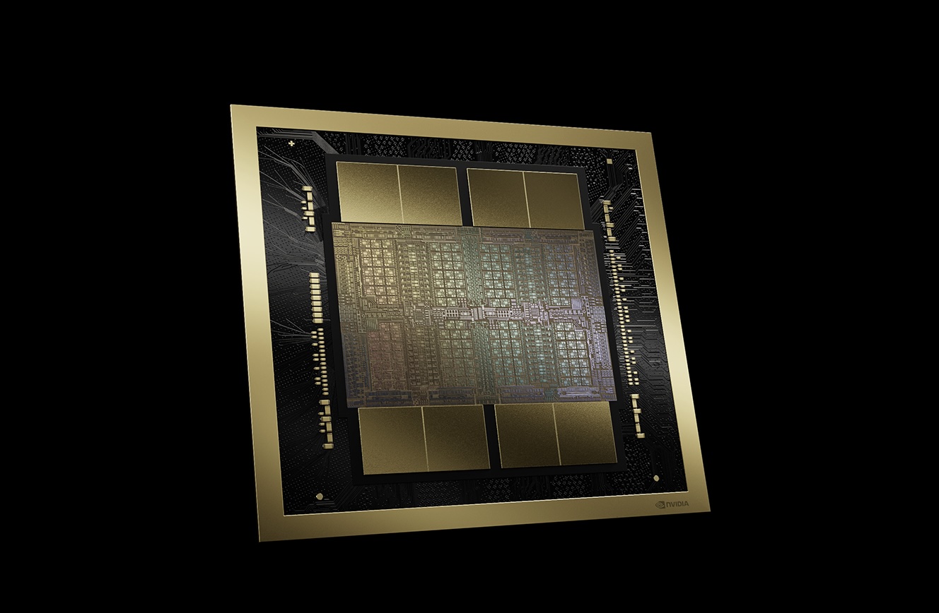 Microchip quadrado dourado e preto com grande chip central e módulos de memória, sobre fundo escuro.