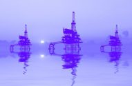 Três silhuetas violetas de plataformas de petróleo no mar, com sol e reflexos na água.