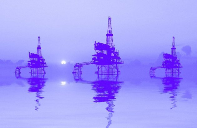 Três silhuetas violetas de plataformas de petróleo no mar, com sol e reflexos na água.