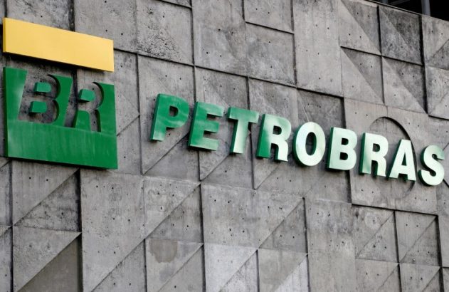 Fachada de concreto com o logo BR (verde e amarelo) e as letras verdes "PETROBRAS".