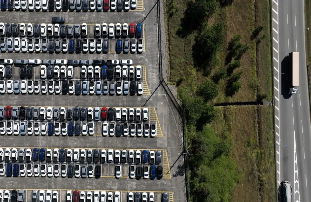 Veículos em pátio de montadora