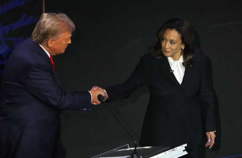 A democrata Kamala Harris e o republicano Donald Trump se cumprimentam durante o debate