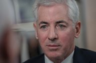 Close-up de Bill Ackman, com cabelo grisalho e olhar sério, usando terno.