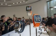 Bancada com 3 Apple Watch, um de cada cor: prto, laranja e cinza